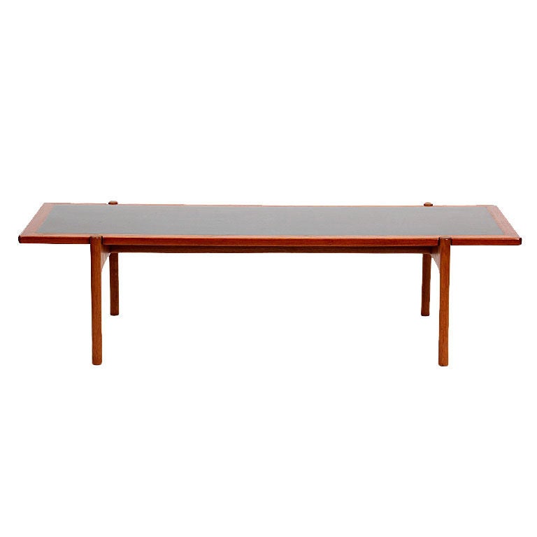 Niedriger Tisch mit Wendeplatte von Hans J. Wegner im Angebot