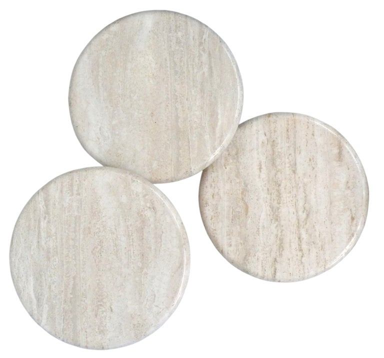 Ensemble de trois tables basses en travertin