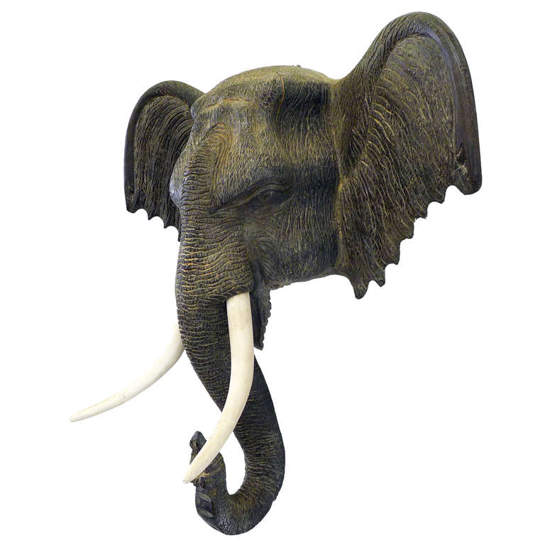 Une fantastique suspension murale en bois massif:: sculptée à la main:: représentant un éléphant.  Merveilleuse échelle et exécution. Cette sculpture inhabituelle et provocante évoque l'esprit du Congo colonialiste.