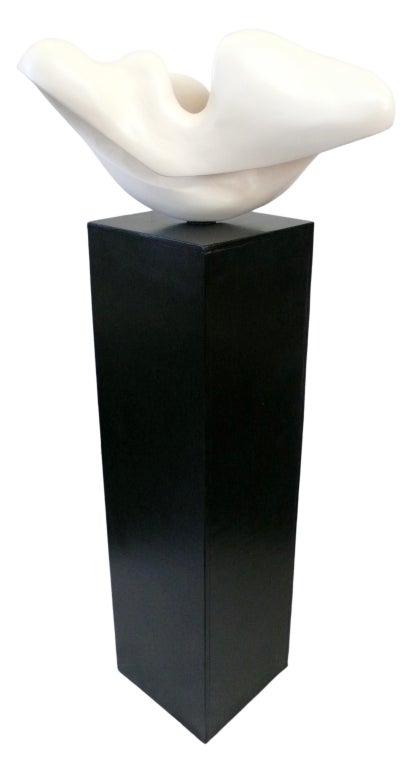 Une sculpture en plâtre peint:: merveilleusement biomorphique:: sur son piédestal original fabriqué par l'artiste. Une forme vraiment fantastique:: fluide:: avec un travail intérieur ouvert:: créant une déclaration sculpturale exotique et