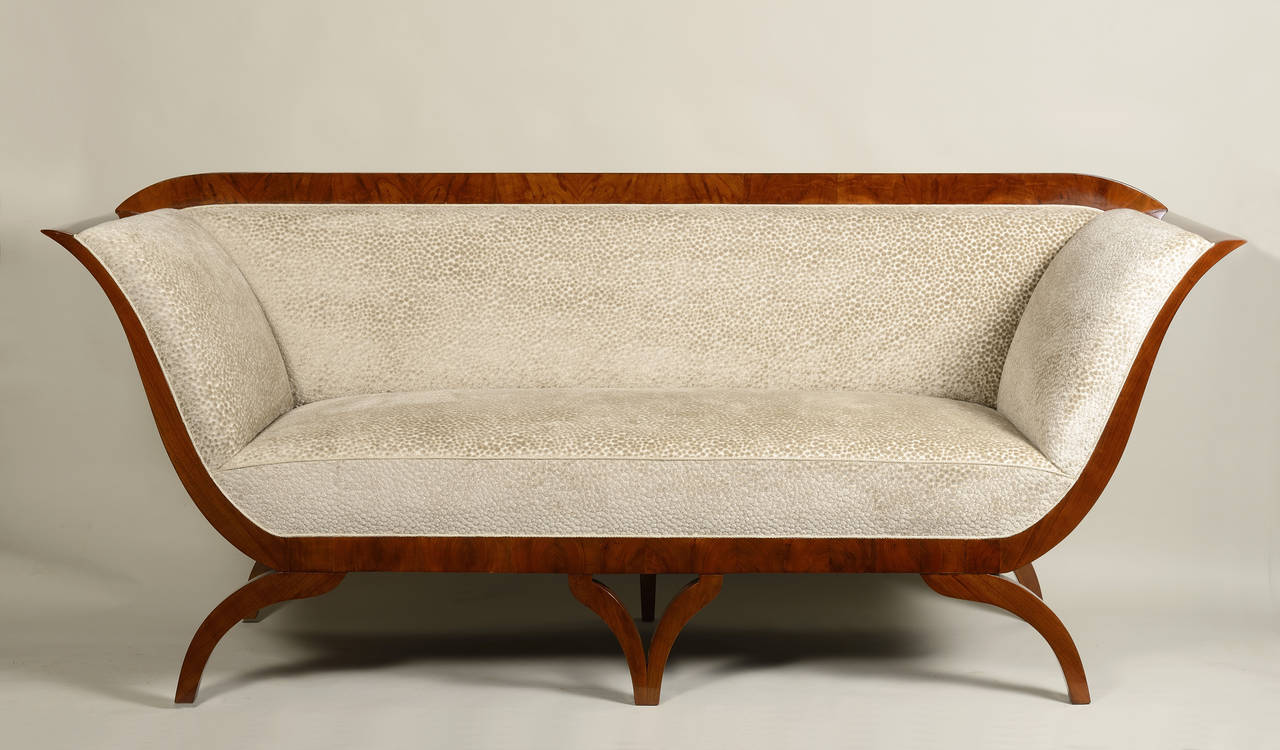 Ein wichtiges und ikonisches Biedermeier-Sofa aus Nussbaum, das dem Vater des Stils zugeschrieben wird. Gepolstert mit einem Stoff von Kravet.