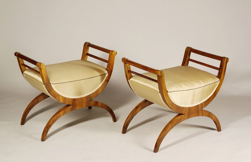 A pair of stools in the Biedermeier style.

Walnut veneer.