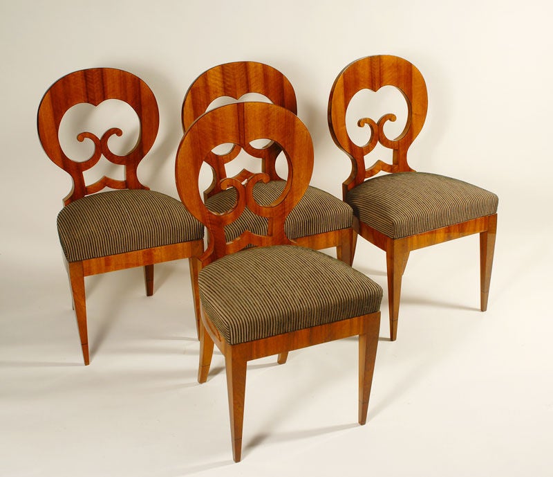 Classic style in book matched walnut veneer with mahogany detailing.
Vienna, circa 1830
