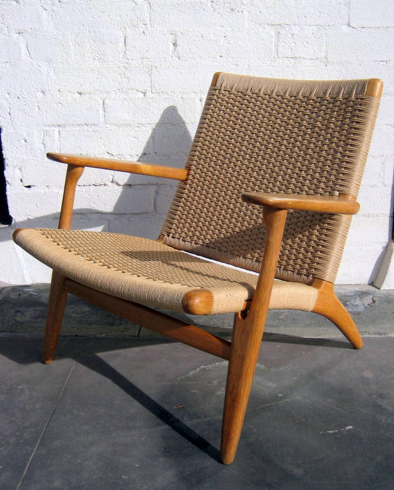A vintage Hans Wegner CH-25 lounge chair designed in 1951 and produced by Carl Hansen & Sons in Denmark.
New caning.