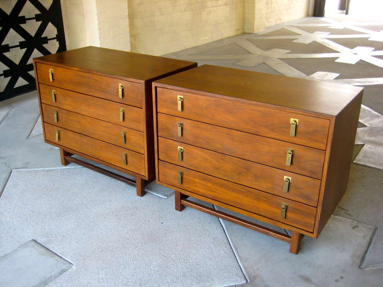 A Gorgeous Pair of Mid 20th Century Walnut Bedside chests by Cal Mode Furniture In Excellent Condition In Palm Springs, CA