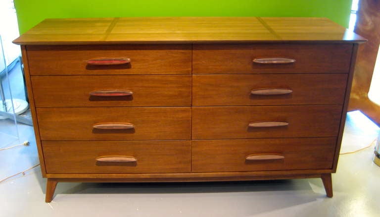 A vintage Henredon / Heritage walnut chest of drawers C. 1960's.
With copper faced 