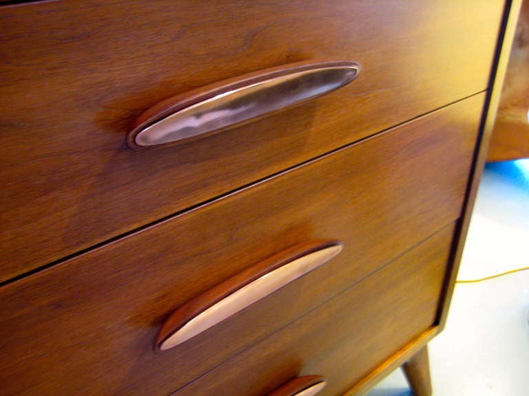 A Vintage Henredon Walnut Chest of Drawers c. 1960s In Excellent Condition In Palm Springs, CA
