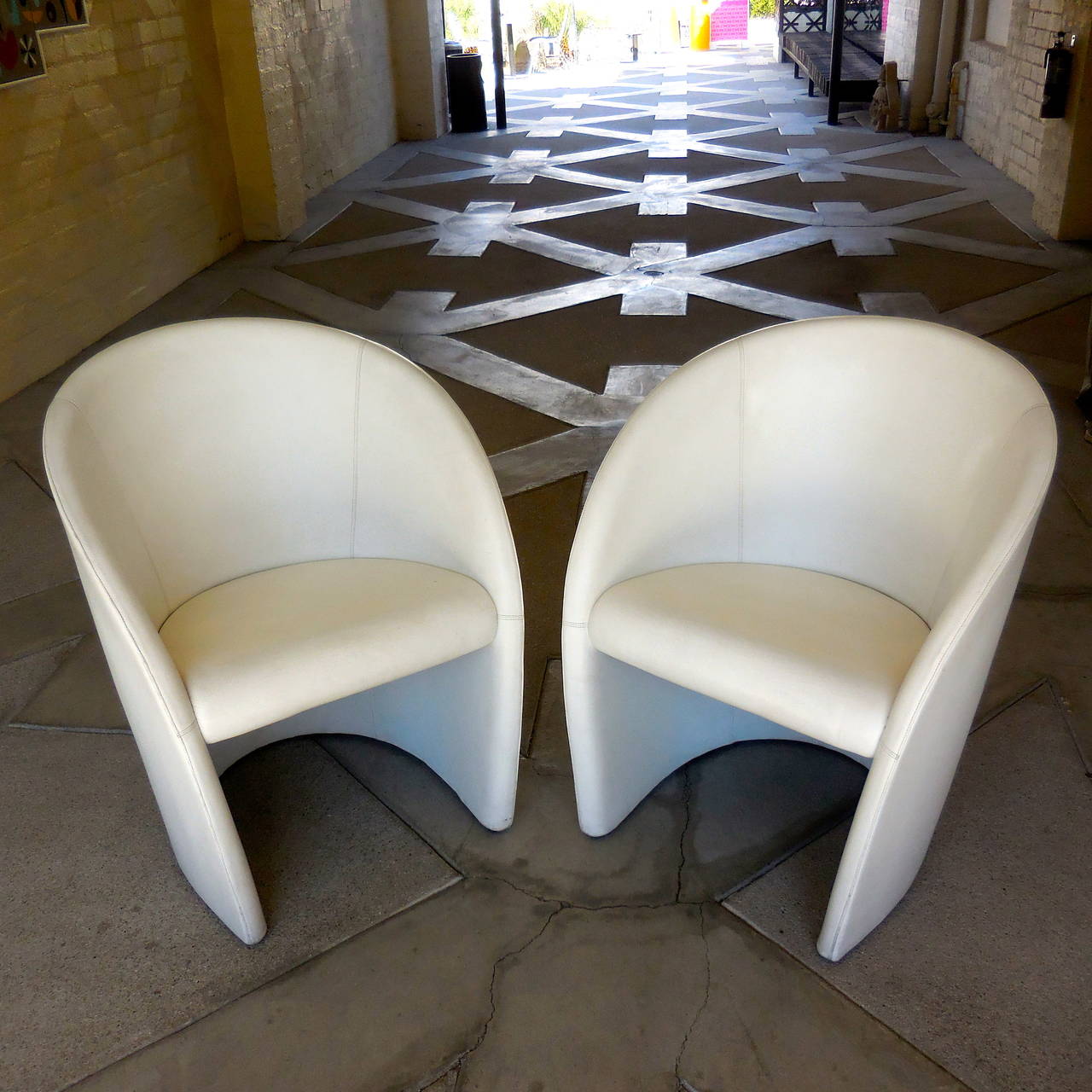 Pair of White Leather Barrel Chairs Made by Poltrona Frau, circa 1970s In Good Condition In Palm Springs, CA