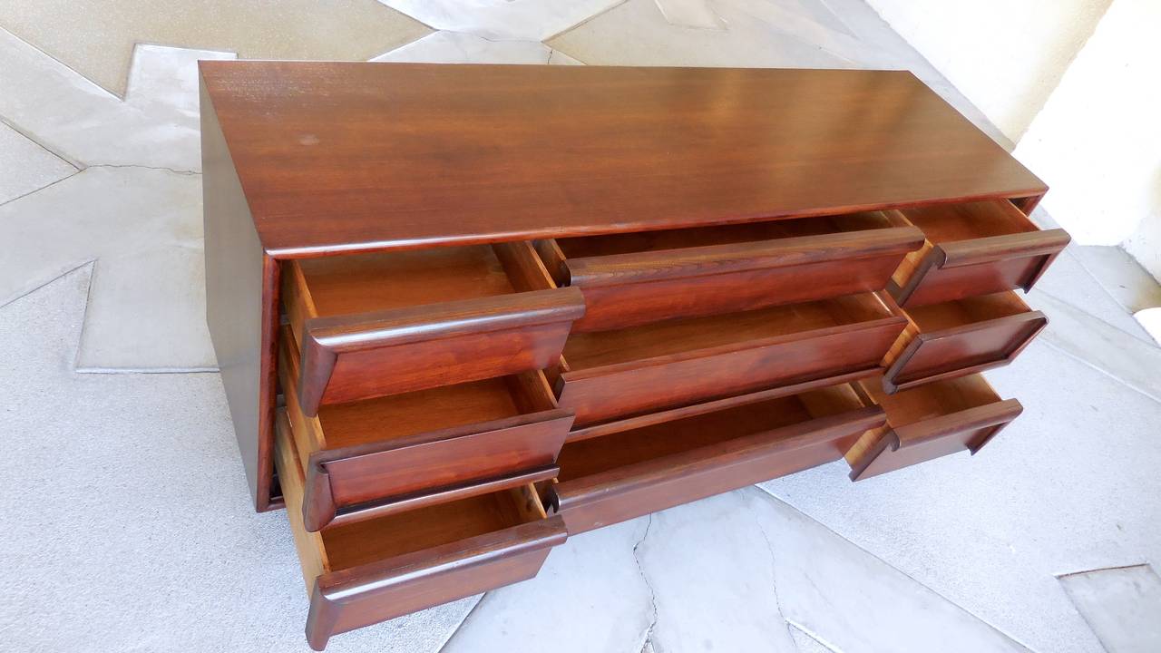 Nine-Drawer Walnut Chest in the Style of Vladimir Kagan Made by Kroehler In Excellent Condition In Palm Springs, CA