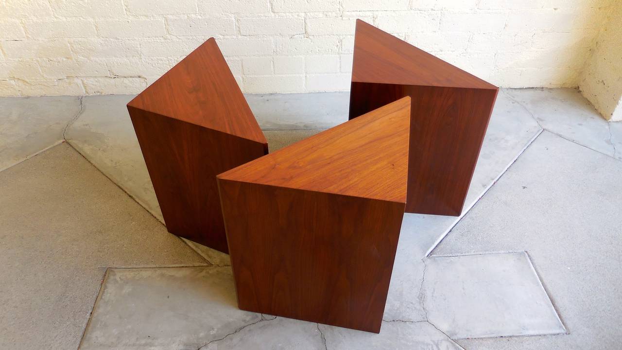Geometric Set of 3 Walnut Veneered Triangular Occasional Tables  C. 1960s In Excellent Condition In Palm Springs, CA