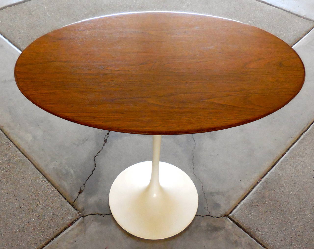A handsome Eero Saarinen walnut on white powder coated steel base side table
by Knoll Associates, circa 1960s. Excellent vintage condition.