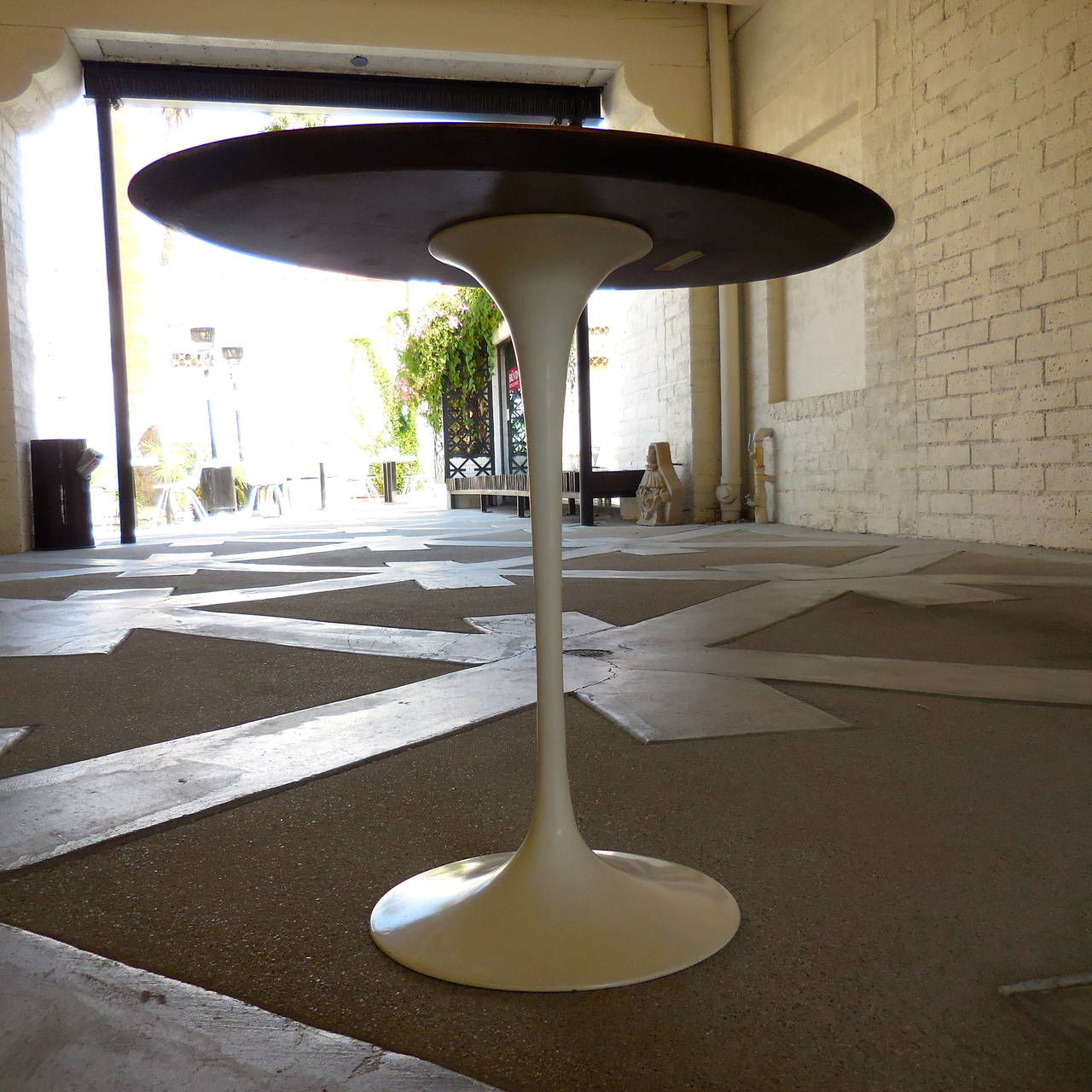 Saarinen Oval Walnut Side Table by Knoll, circa 1960s In Excellent Condition In Palm Springs, CA