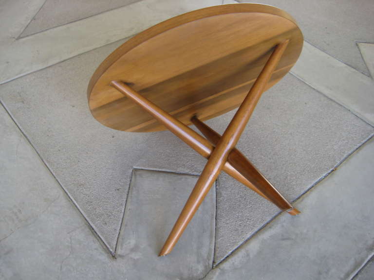 Side Table No.1641 in Walnut by T.H. Robsjohn-Gibbings for Widdicomb, 1950s In Excellent Condition In Palm Springs, CA