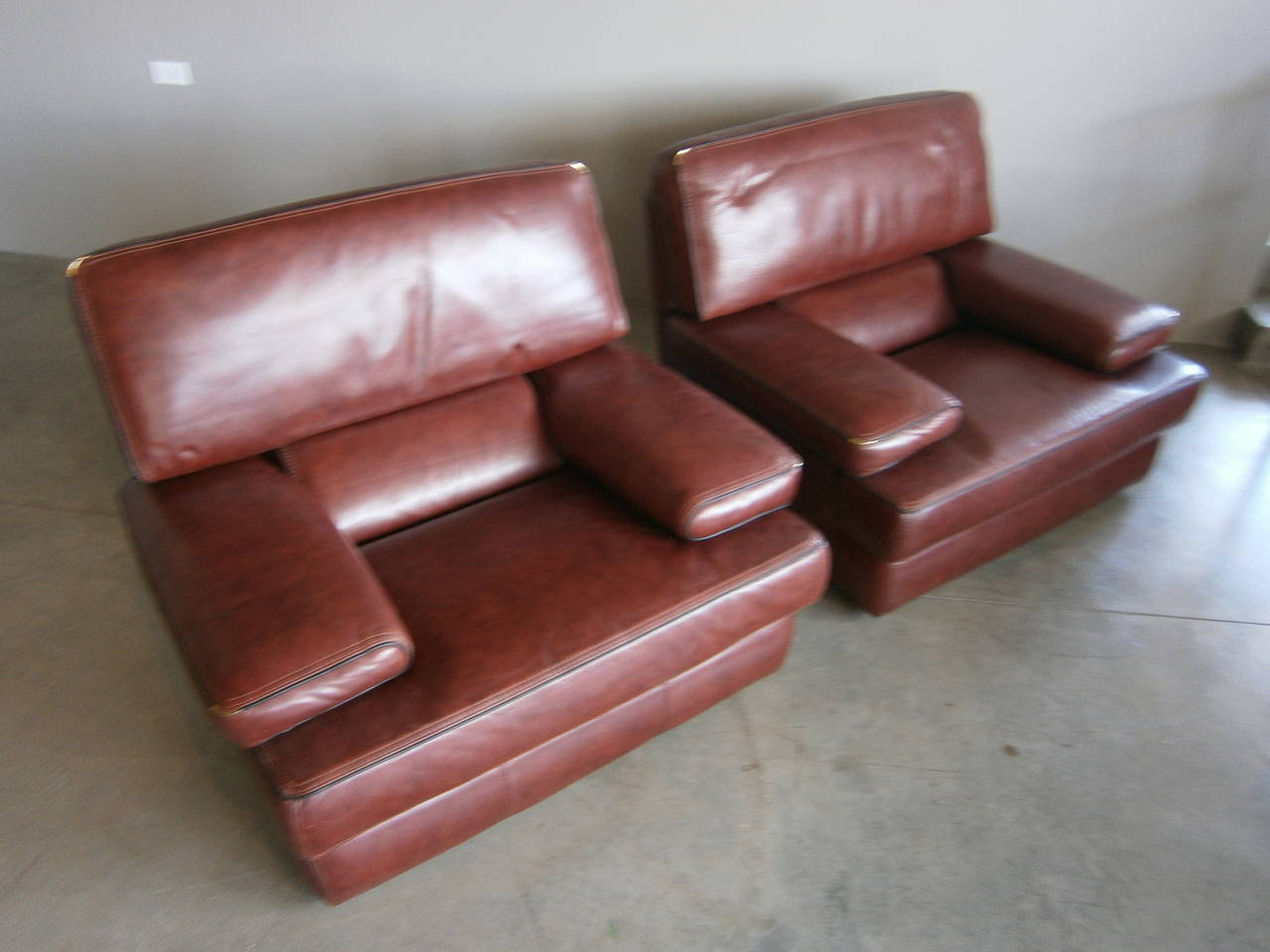 Handsome Pair of Leather Club Chairs in the Style of De Sede In Excellent Condition For Sale In Palm Springs, CA