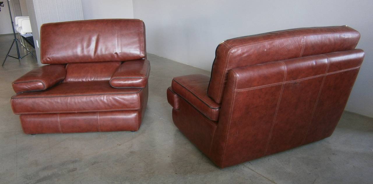 Late 20th Century Handsome Pair of Leather Club Chairs in the Style of De Sede For Sale