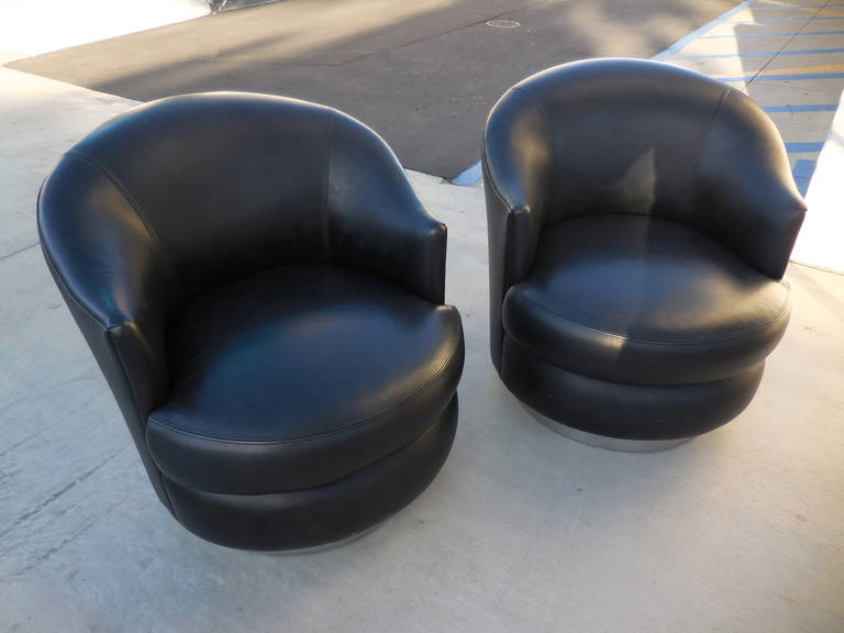 Mid-Century Modern Pair of Leather Upholstered Club Chairs by Karl Springer, circa 1980 For Sale