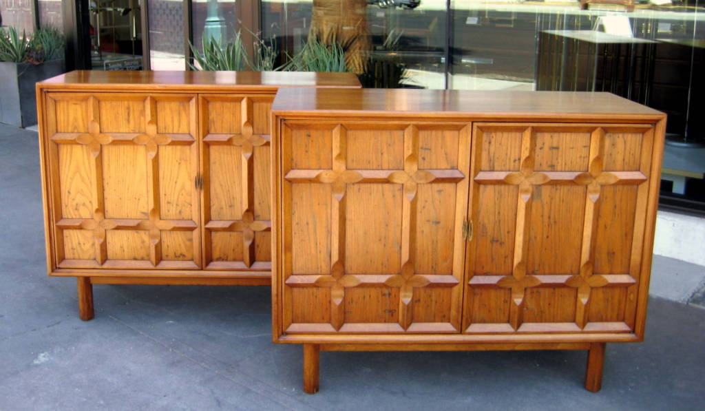A pair of Heritage 1950's walnut and hickory chests In Excellent Condition In Palm Springs, CA