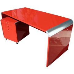 A chic lacquered desk and drawer unit by Saporiti Italia