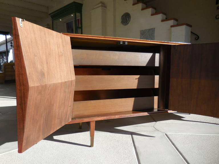 Sculptural Walnut Credenza Designed by Albert Parvin, circa 1950s In Excellent Condition In Palm Springs, CA