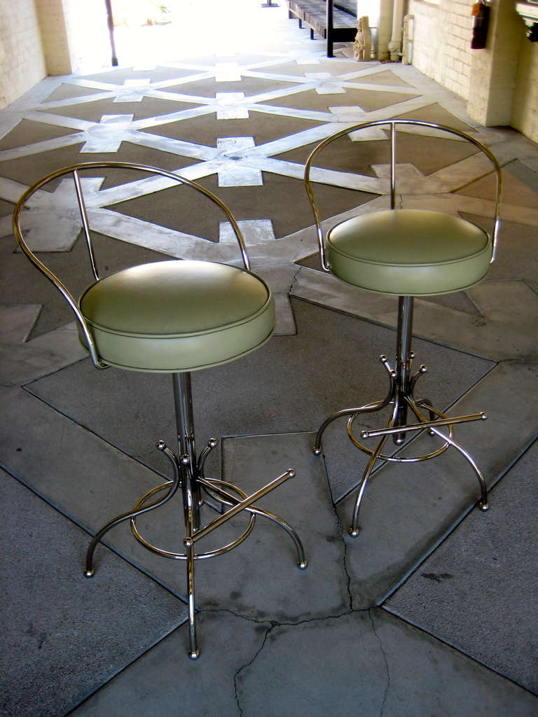 A pair of nickel plated steel bar stools manufactured by Hudson-Rissman C. 1965 In Excellent Condition In Palm Springs, CA