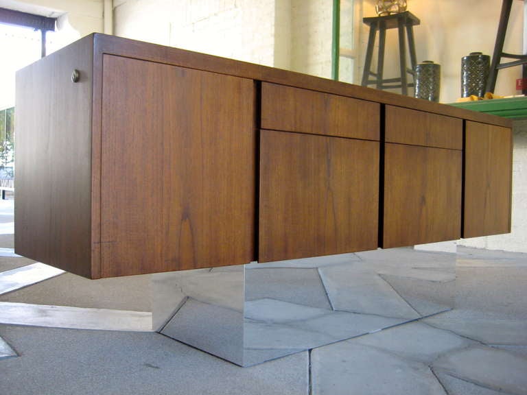 A Walnut Credenza Attributable To Milo Baughman C. 1960's In Excellent Condition In Palm Springs, CA