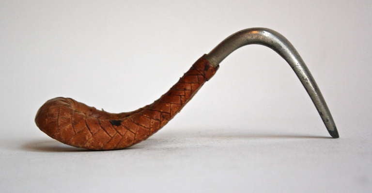 Sculptural pipe rest in matt nickelplated brass and cognac woven leather. Lovely Auböck pieces in completely original condition.