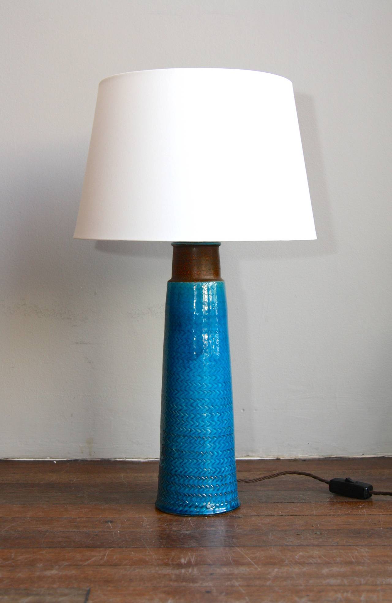 Herman Kahler's workshop. Great hand-thrown table lamp with a turquoise  textured glaze. Topped by a new white cotton shade