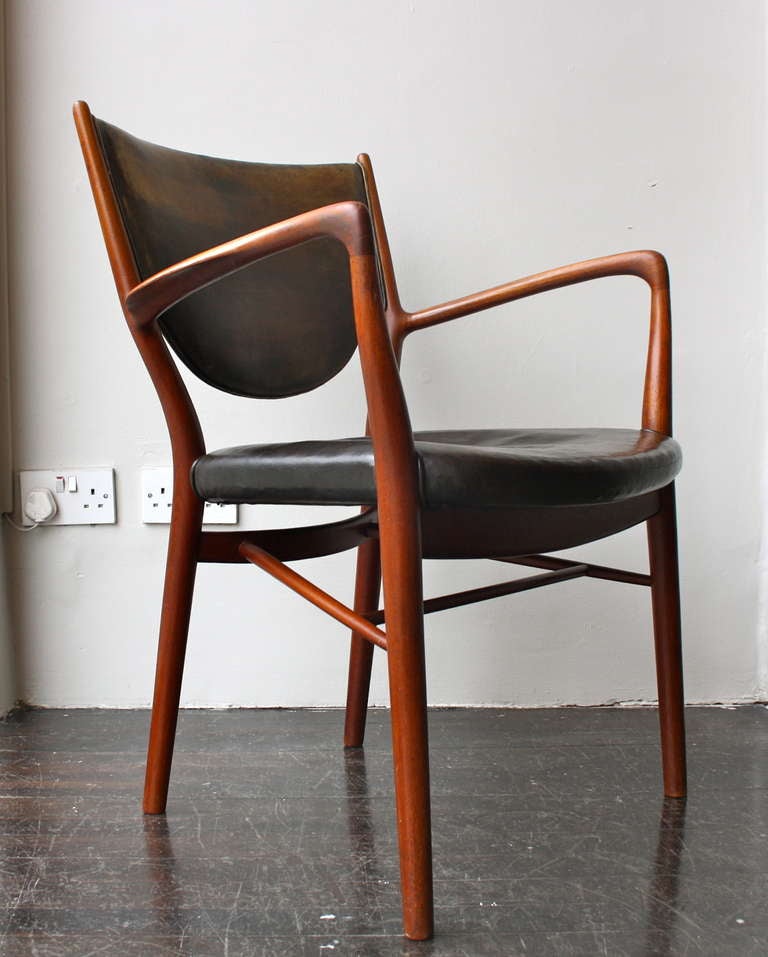 Considéré comme l'un des chefs-d'œuvre de Finn Juhl, le fauteuil NV46 a été présenté pour la première fois en 1946 et n'a jamais été fabriqué que par Niels Vodder. Cuir noir original avec une couleur étonnante. Une pièce fantastique.