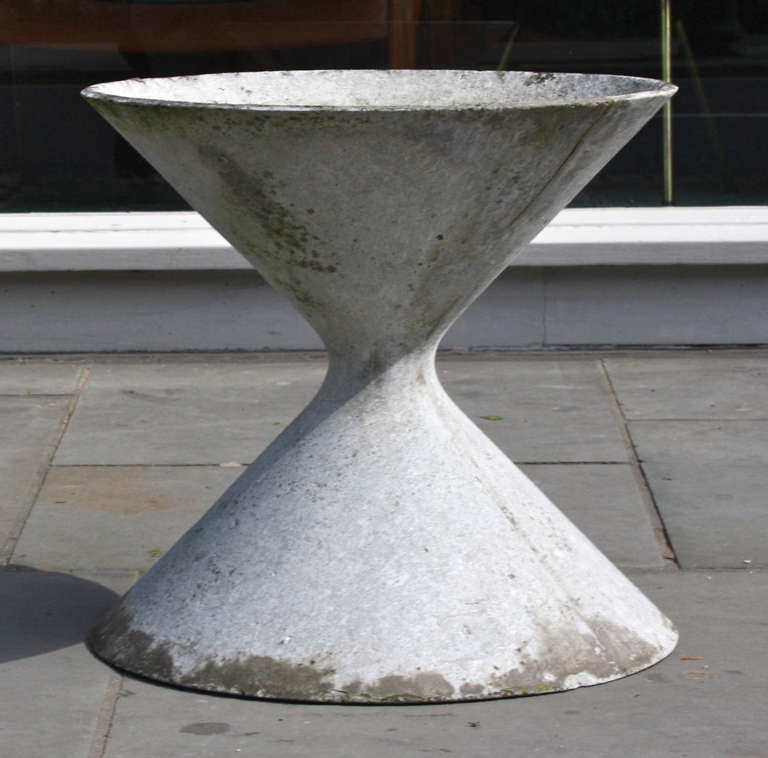 Great concrete planter by Willy Guhl . Part of the series of outdoor furniture designed for Swiss manufacturer Eternit. Completely original condition.