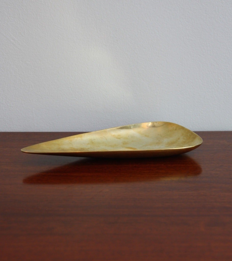 Sculptural large size dish in brass made in the Viennese Car Auböck's workshop in the 1950s. With a beautiful patina on the surface. Excellent condition.