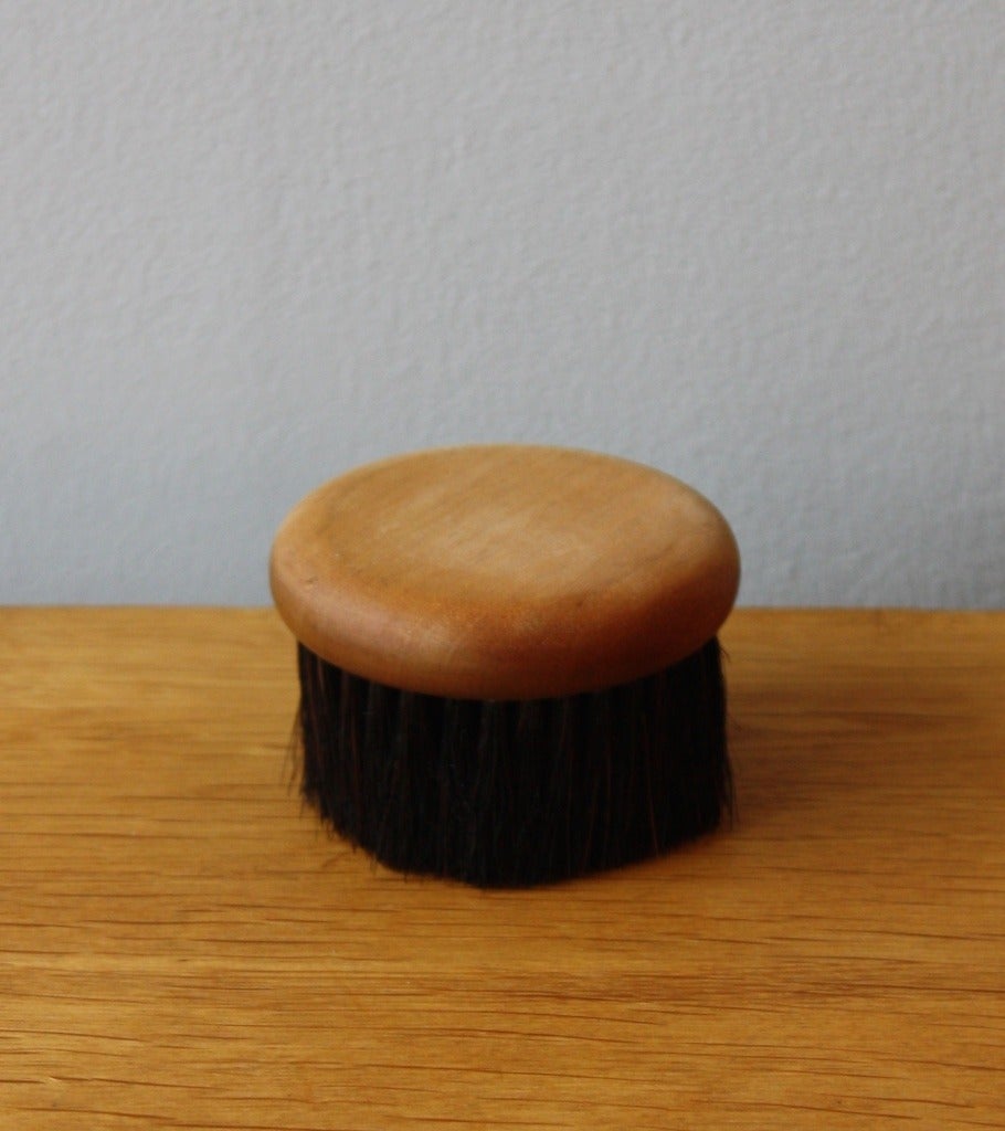 A wonderful little pen holder by Carl Auböck. Handmade in Vienna in the 1950s. A beautiful delicate sculptural piece.