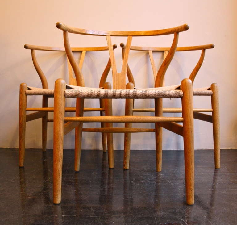 Set of Six Hans Wegner Wishbones Chairs In Excellent Condition In London, GB
