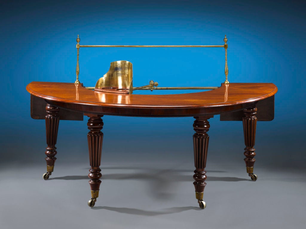 An incredibly rare and fascinating George IV-period Irish hunt table of superior quality and complete condition. This wonderful table would have been used for enjoying refreshments before and after the fox hunt. The table is designed in such a way