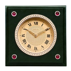 Horloge de bureau Cartier en néphrite:: rubis & et émail