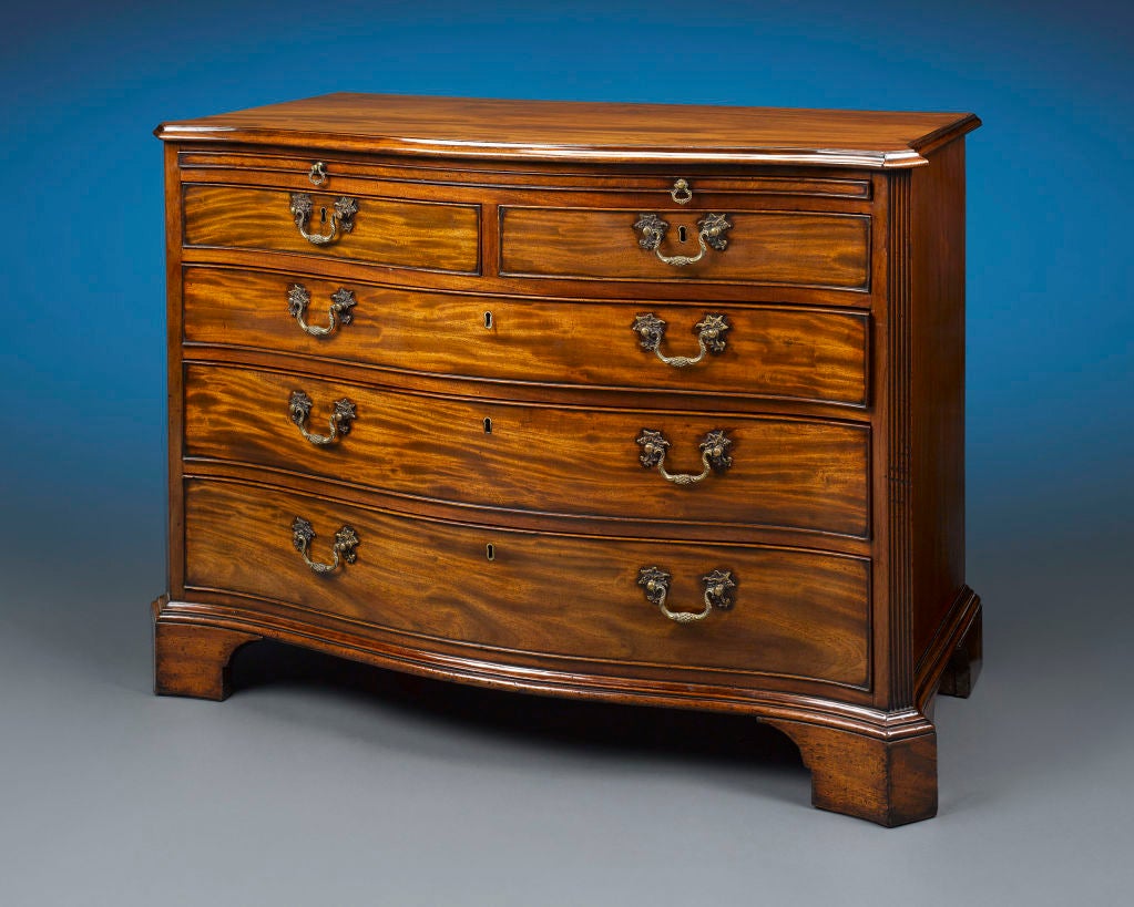 Georgian Mahogany Serpentine Chest In Excellent Condition In New Orleans, LA