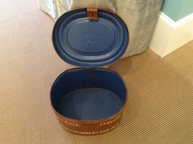 English Custom Painted Tin Hat Box In Good Condition In Middleburg, VA