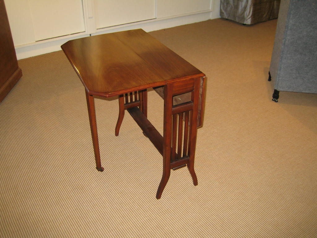 MAHOGANY SUTHERLAND TABLE In Good Condition In Middleburg, VA