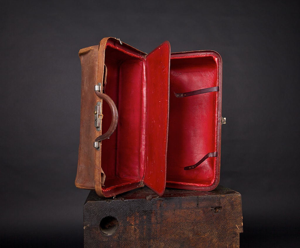 1910 to 1920's Brown Leather Traveler's Bag In Good Condition In New Rochelle, NY