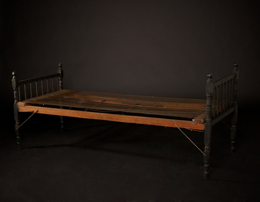 Vintage wooden daybed or cot, with nicely contrasted original paint. Great details on the posts and rails. Would look great with cream-colored linens. Good condition, especially for its age.

Fits with a cot-size mattress (not
