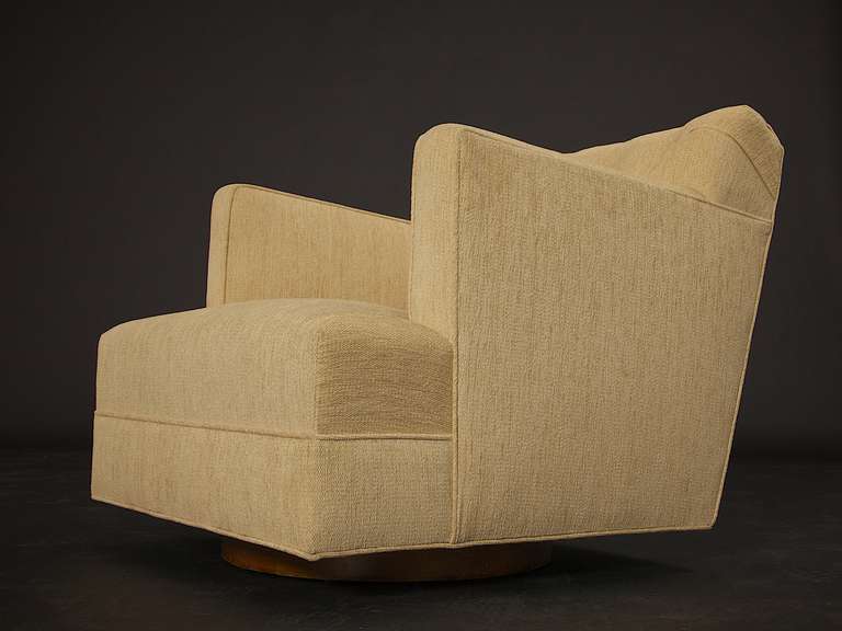 Mid-Century Modern Pair of Tufted Swivel Chairs in the Spirit of Dunbar, circa 1960s For Sale
