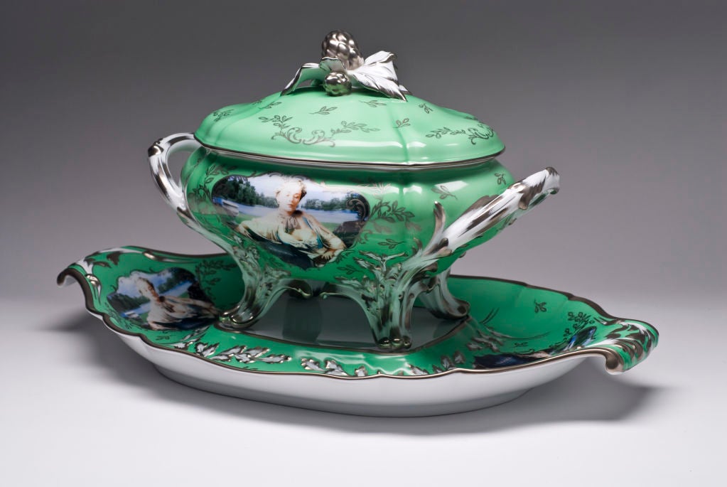 Cindy Sherman hat diese Terrine aus Limoges-Porzellan in limitierter Auflage nach dem Originalentwurf geschaffen, den Madame de Pompadour (geb. Poisson) 1756 bei der Manufacture Royale de Sèvres in Auftrag gab.

Das Self-Portrait der Künstlerin