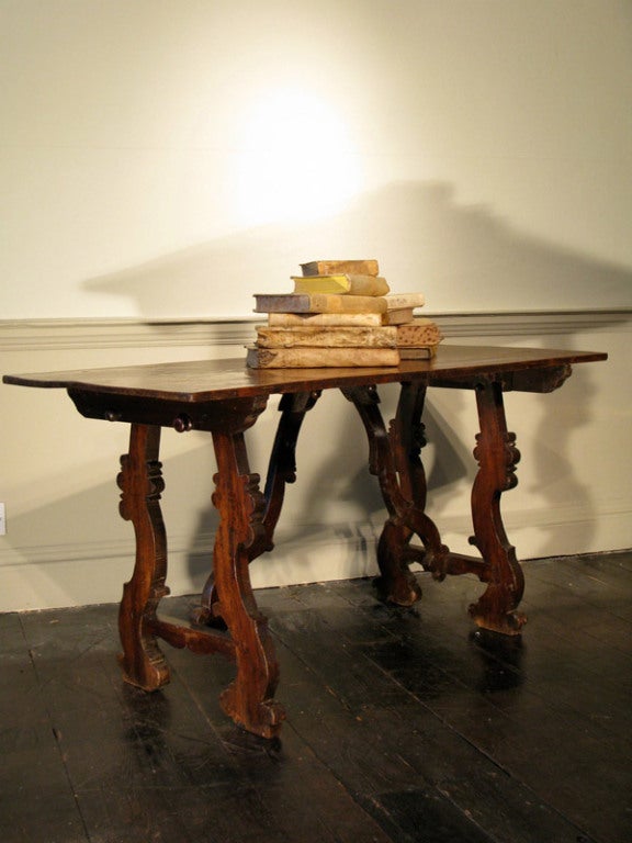 19th Century Spanish Walnut Occasional Table In Good Condition For Sale In Gloucestershire, GB
