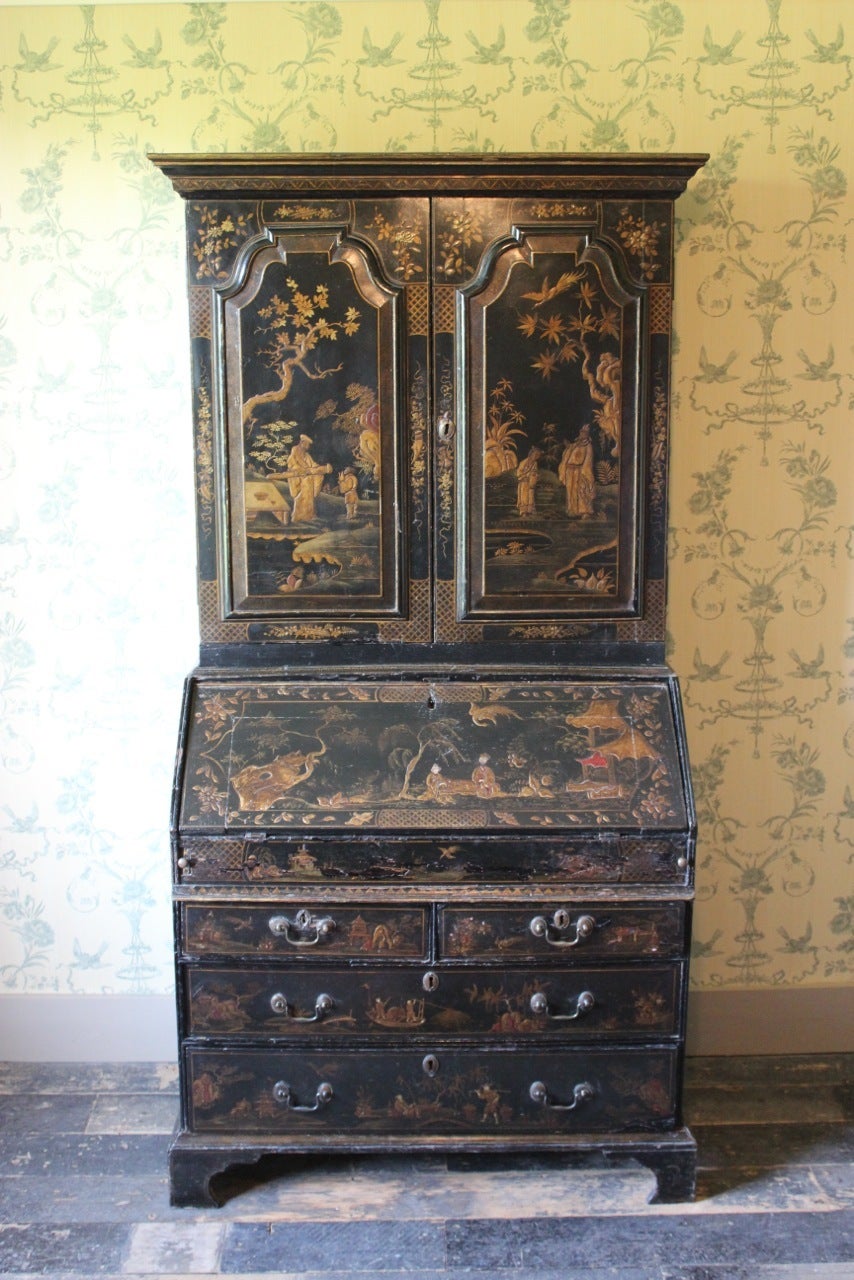 A great quality and of George I period, early 18th century English, black and gilt japanned bureau bookcase in original condition. 

Period: George I.