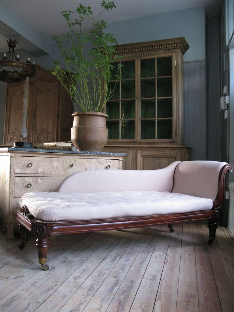 A fine quality, and of elegant proportions, 19th century English mahogany daybed, retaining the original brass castors, and horse hair cushion, having been reupholstered by us in a hand stitched linen. 

The detachable back of this elegant daybed,