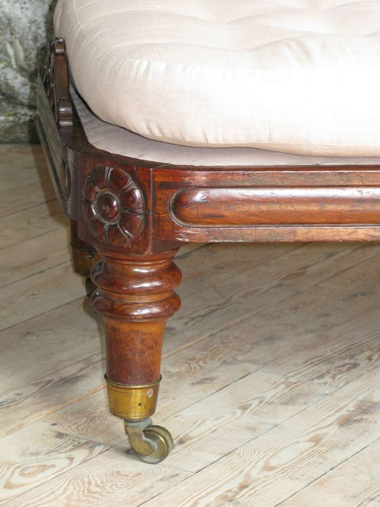 Fine Quality 19th Century English Country House Daybed 1