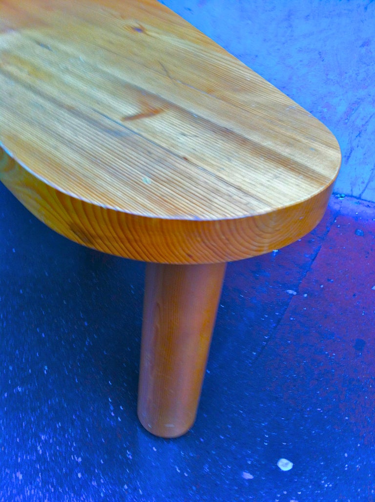 Charlotte Perriand Attributed Boomerang Tripod Coffee Table In Fair Condition For Sale In Paris, ile de france