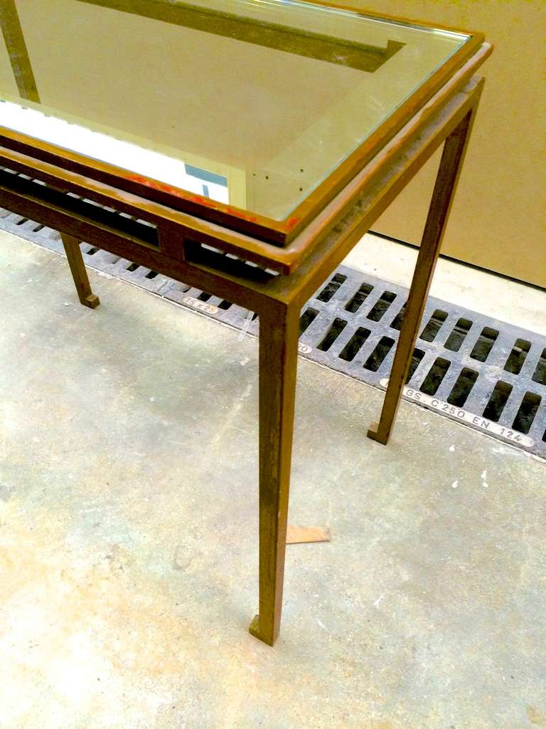 Maison Ramsay Pair of Side Tables in Gilded Wrought Iron with Mirrored Top For Sale 2