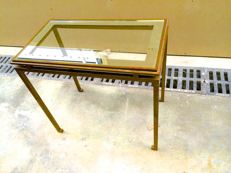 Maison Ramsay Pair of Side Tables in Gilded Wrought Iron with Mirrored Top In Good Condition For Sale In Paris, ile de france