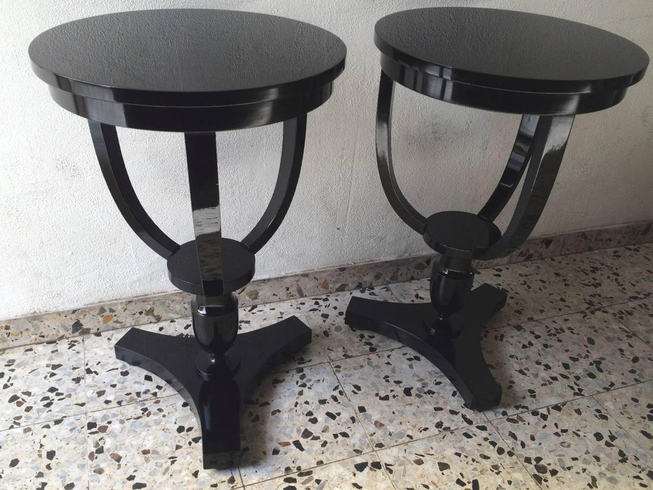 Maison Jansen 1940s neoclassic superb pair of black lacquered side tables.