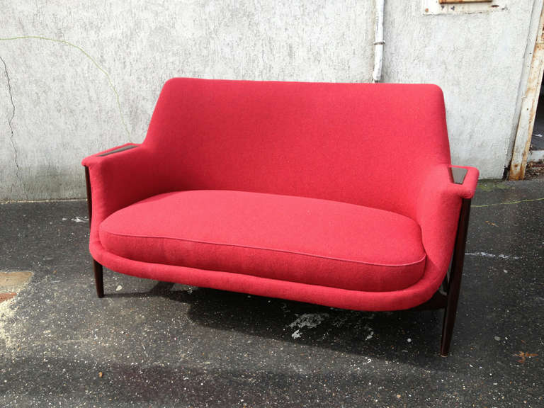 Theo Ruth 1950s Settee, Newly Covered  In Excellent Condition For Sale In Paris, ile de france